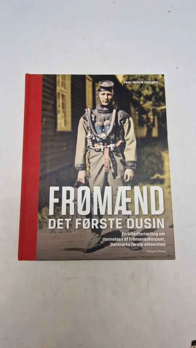 FRØMÆND
DET FØRSTE DUSIN
En billedfortælling om dannelsen af Frømandskorpset. Danmarks første eliteenhed