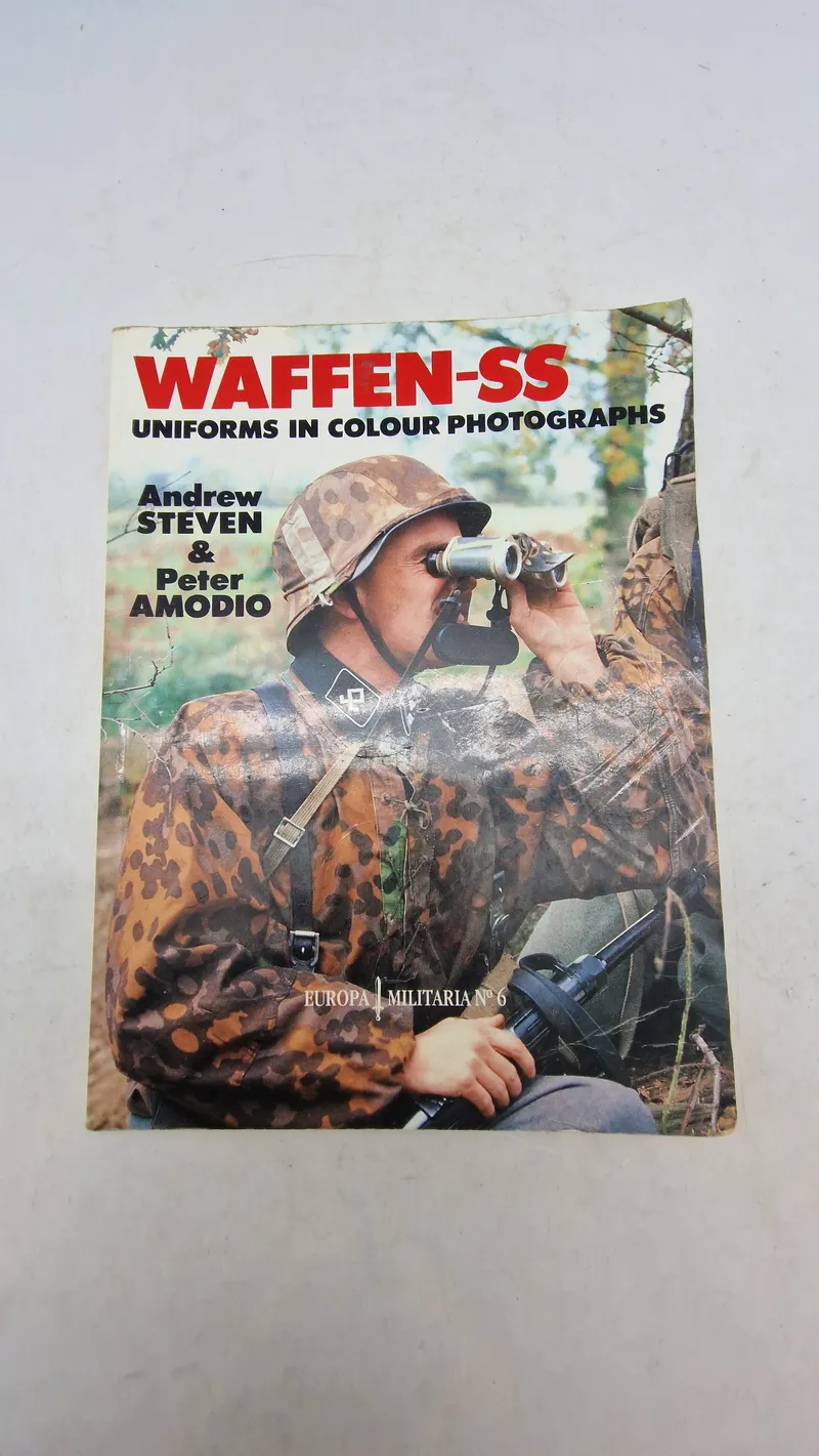 WAFFEN-SS
UNIFORMS IN COLOUR PHOTOGRAPHS