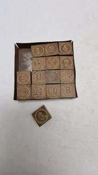 Gammelt originalt spil med nummereret træklodser