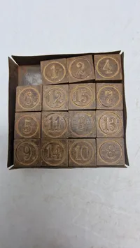 Gammelt originalt spil med nummereret træklodser