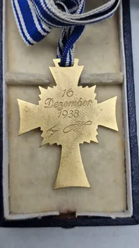 Originalt tysk Mutterkreuz 1.kl med æske og Hersteller