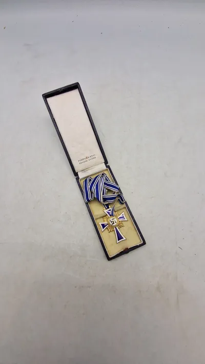 Originalt tysk Mutterkreuz 1.kl med æske og Hersteller