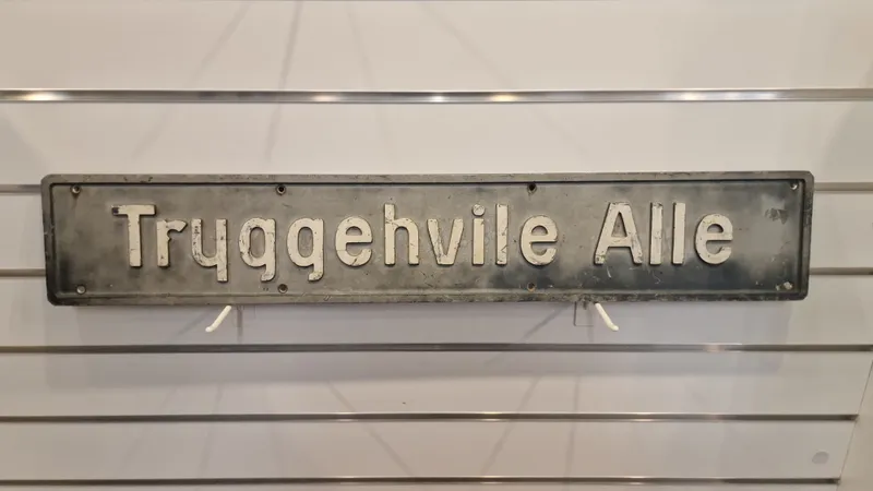Stort vejskilt - Tryggehvile Allé