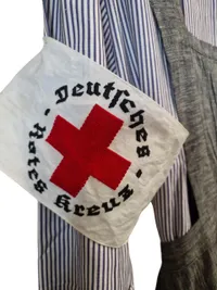 Sjælden original og komplet tysk DRK uniform fra ww2 (Helferin)
