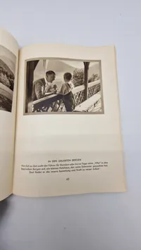 HITLER
wie ihn keiner kennt
100 Bild-Dokumente aus dem Leben des Führers
