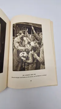 HITLER
wie ihn keiner kennt
100 Bild-Dokumente aus dem Leben des Führers