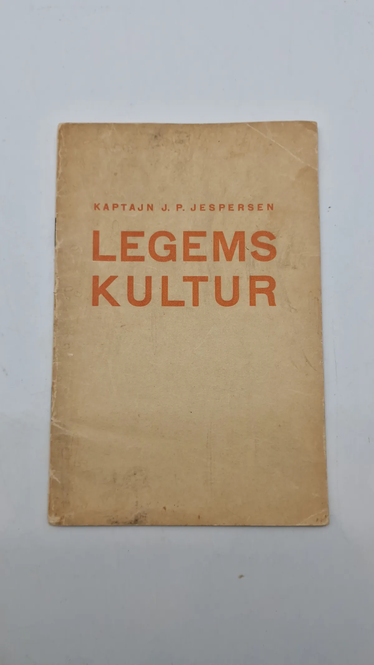 KAPTAJN J. P. JESPERSEN
LEGEMS KULTUR
