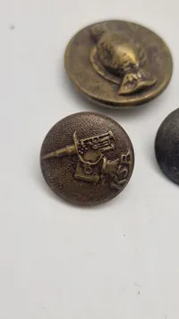 Samling knapper, bl.a. Akademisk Skyttekorps