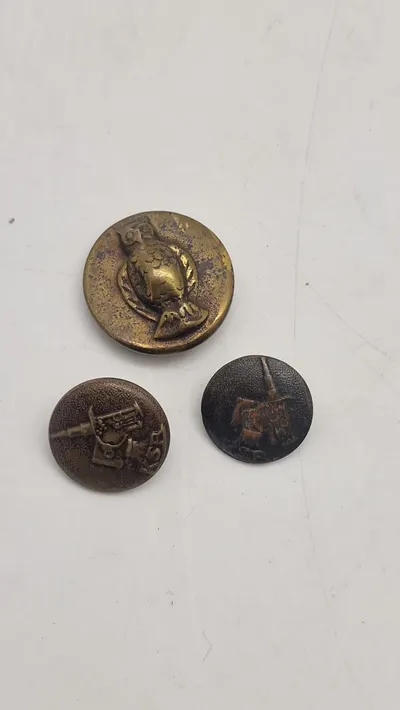 Samling knapper, bl.a. Akademisk Skyttekorps