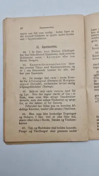 Samling lærebøger fra forsvaret