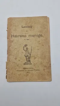 Samling lærebøger fra forsvaret