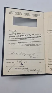 Samling lærebøger fra forsvaret