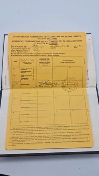 Samling lærebøger fra forsvaret