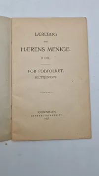 Samling lærebøger fra forsvaret