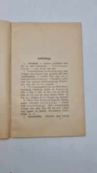 Samling lærebøger fra forsvaret