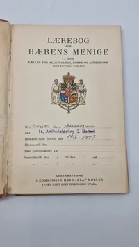 Samling lærebøger fra forsvaret