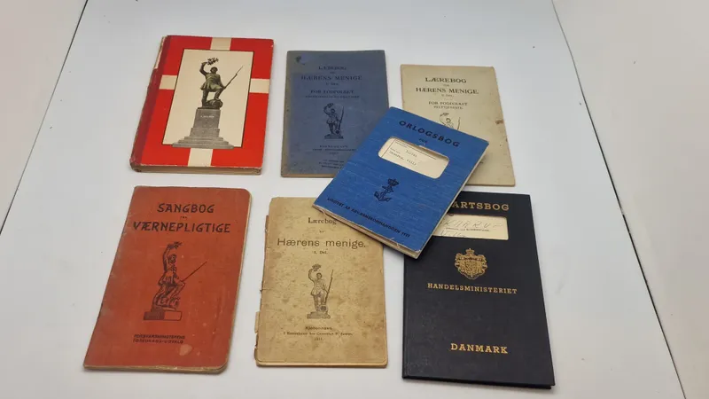 Samling lærebøger fra forsvaret