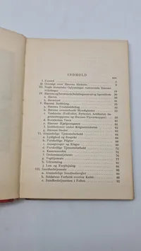 Samling lærebøger fra forsvaret