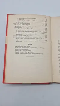 Samling lærebøger fra forsvaret