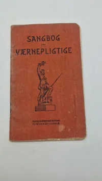 Samling lærebøger fra forsvaret