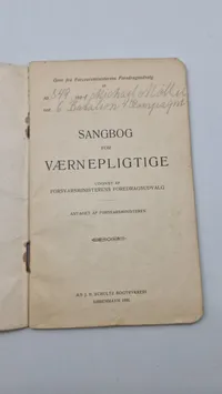 Samling lærebøger fra forsvaret