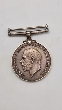 Original Britisk Krigsmedalje (British War Medal), en kampagnemedalje fra Storbritannien, der blev tildelt for tjeneste i Første Verdenskrig - Navngiven