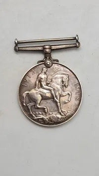 Original Britisk Krigsmedalje (British War Medal), en kampagnemedalje fra Storbritannien, der blev tildelt for tjeneste i Første Verdenskrig - Navngiven