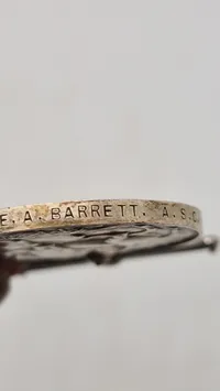 Original Britisk Krigsmedalje (British War Medal), en kampagnemedalje fra Storbritannien, der blev tildelt for tjeneste i Første Verdenskrig - Navngiven