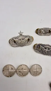 Samling originale amerikanske badges og vinger