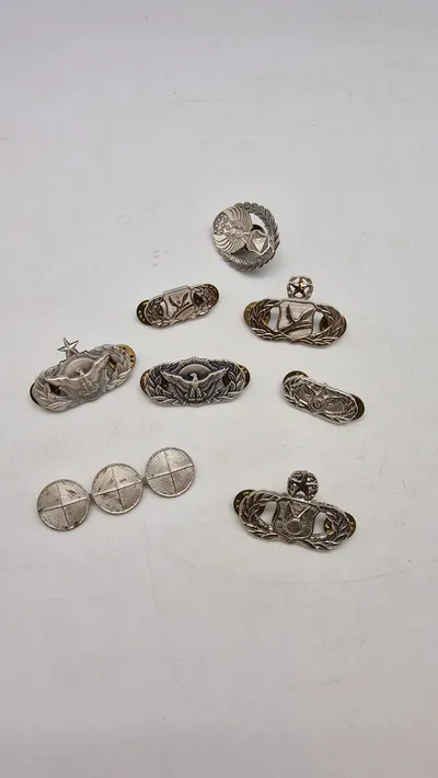 Samling originale amerikanske badges og vinger