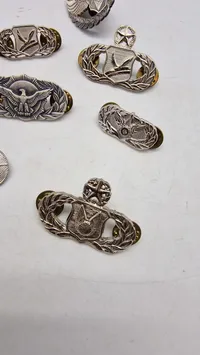 Samling originale amerikanske badges og vinger