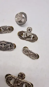 Samling originale amerikanske badges og vinger