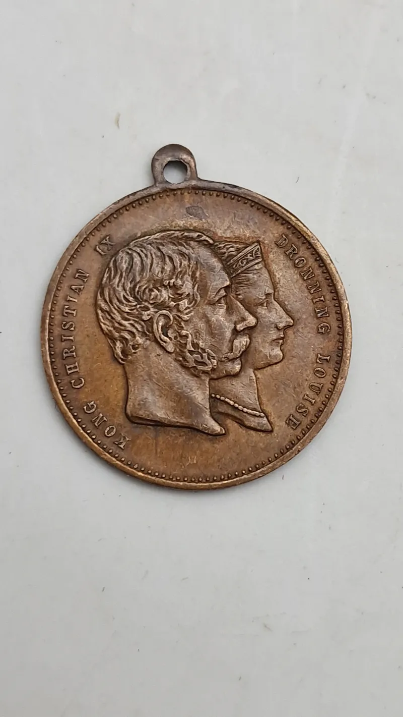 Original erindringsmedalje udstedt i anledning af guldbrylluppet mellem Kong Christian IX og Dronning Louise af Danmark den 26. maj 1892.