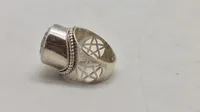 Stor sølvring (sterling) med klar sten st. 52