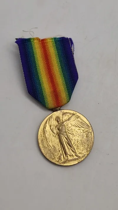 Original Victory Medal fra Første Verdenskrig. Denne medalje blev oprindeligt oprettet i 1919 og tildelt militært personel af de allierede nationer - Navngiven