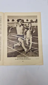Originalt Hilf mit! Illustrierte deutsche Schülerzeitung" fra juni 1936. Magasinet var en del af "Berliner Illustrirte Zeitung" (BIZ)