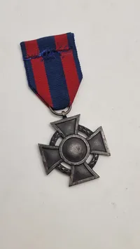 Originalt Friedrich-August-Kors (Friedrich-August-Kreuz), som var en militærudmærkelse fra Storhertugdømmet Oldenburg, der blev indstiftet af Storhertug Frederik August af Oldenburg i 1914