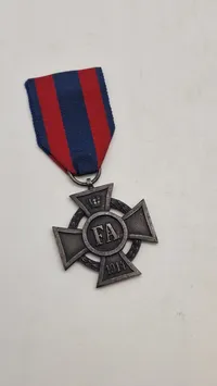 Originalt Friedrich-August-Kors (Friedrich-August-Kreuz), som var en militærudmærkelse fra Storhertugdømmet Oldenburg, der blev indstiftet af Storhertug Frederik August af Oldenburg i 1914