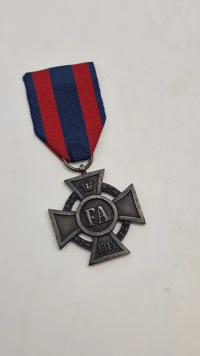 Originalt Friedrich-August-Kors (Friedrich-August-Kreuz), som var en militærudmærkelse fra Storhertugdømmet Oldenburg, der blev indstiftet af Storhertug Frederik August af Oldenburg i 1914