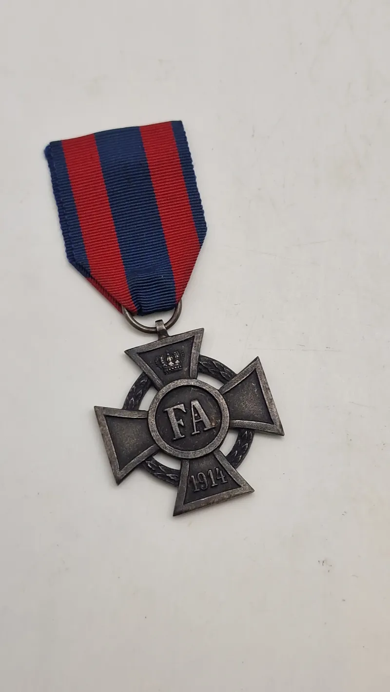 Originalt Friedrich-August-Kors (Friedrich-August-Kreuz), som var en militærudmærkelse fra Storhertugdømmet Oldenburg, der blev indstiftet af Storhertug Frederik August af Oldenburg i 1914