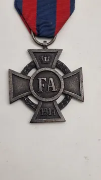 Originalt Friedrich-August-Kors (Friedrich-August-Kreuz), som var en militærudmærkelse fra Storhertugdømmet Oldenburg, der blev indstiftet af Storhertug Frederik August af Oldenburg i 1914