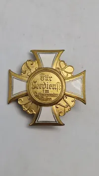 Originalt Ehrenkreuz (æreskors) fra Preußischer Landeskriegerverband, 1. klasse. Denne type medalje blev tildelt for fortjeneste, som teksten i midten af korset indikerer med "Für Verdienst"