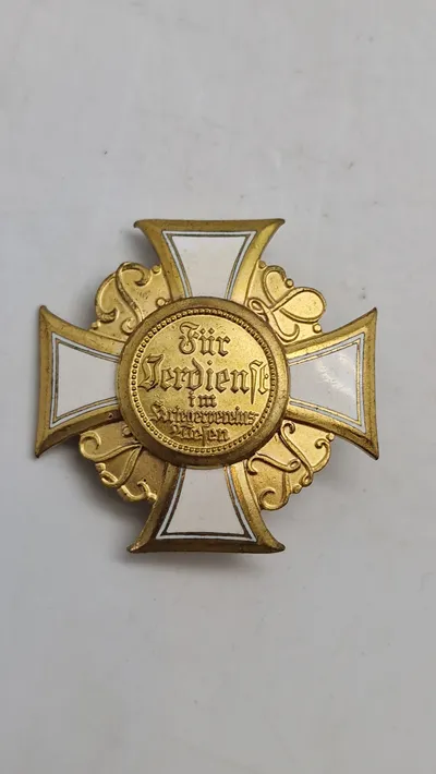 Originalt Ehrenkreuz (æreskors) fra Preußischer Landeskriegerverband, 1. klasse. Denne type medalje blev tildelt for fortjeneste, som teksten i midten af korset indikerer med "Für Verdienst"