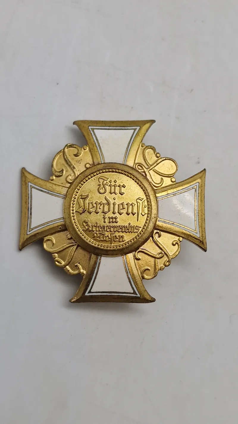 Originalt Ehrenkreuz (æreskors) fra Preußischer Landeskriegerverband, 1. klasse. Denne type medalje blev tildelt for fortjeneste, som teksten i midten af korset indikerer med "Für Verdienst"