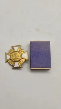 Originalt Ehrenkreuz (æreskors) fra Preußischer Landeskriegerverband, 1. klasse. Denne type medalje blev tildelt for fortjeneste, som teksten i midten af korset indikerer med "Für Verdienst"