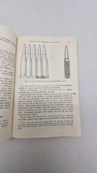 Samling lærebøger fra forsvaret