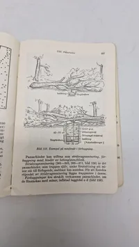 Samling lærebøger fra forsvaret