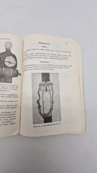 Samling lærebøger fra forsvaret
