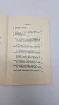 Samling lærebøger fra forsvaret