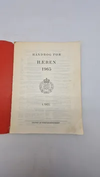 Samling lærebøger fra forsvaret